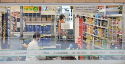 Un cajero de un supermercado, en Madrid, el día 23.
