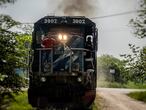 Un trabajador del ferrocarril abordo del actual tren de carga en la va del tren por donde pasara el tren maya en el municipio de Palenque, Chiapas  Mxico el da 27 de mayo de 2020. El presidente de Mxico Andrs Manuel Lpez Obrador ha dado inicio a las obras de construccin del proyecto Tren Maya. Uno de los principales proyectos de la actual administracin, est proyectado a terminarse en un periodo de 4 aos y contara con 18 estaciones y ms de 1500 kilmetros de ruta que le darn la vuelta a la pennsula de Yucatn, pasado por 5 estados del sureste mexicano.  
