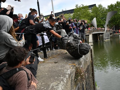 Un grupo de manifestantes lanza la estatua del esclavista Edward Colston al puerto de Bristol, en Reino Unido, en junio de 2020.