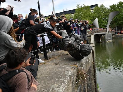 Un grupo de manifestantes lanza la estatua del esclavista Edward Colston al puerto de Bristol, en Reino Unido, en junio de 2020.