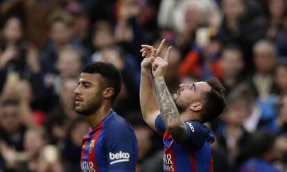 Paco Alcácer celebra la consecución del primer gol para el Barcelona.