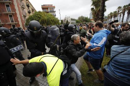 C&agrave;rregues policials a l&#039;escola Mediterr&agrave;nia de la Barceloneta