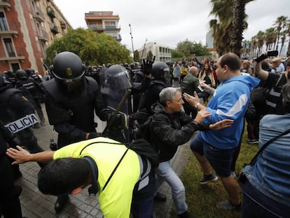 C&agrave;rregues policials a l&#039;escola Mediterr&agrave;nia de la Barceloneta