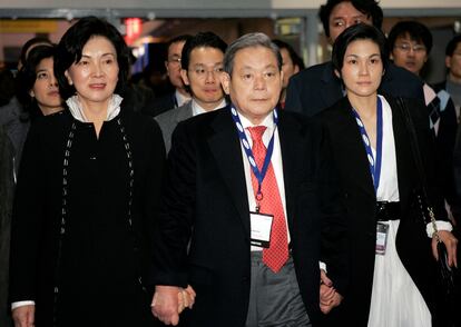 Lee Kun-hee, junto a su mujer, Hong Ra-hee y, a la derecha, su hija Lee Seo-hyun en Las Vegas, en 2010.