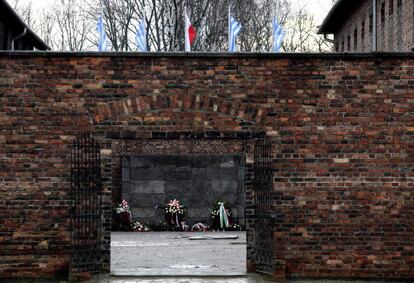 Vista do Muro da Morte durante as cerimônias pelo 71º aniversário da libertação de Auschwitz.