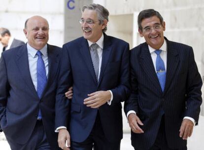 Juan Ramón Quintás, presidente de la CECA, a la izquierda, junto al presidente de Caja Granada, Antonio García Claret, y el director de la CECA, José Antonio Olavarrieta, ayer en el encuentro de Granada.