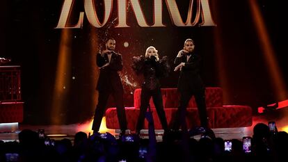 El dúo Nebulossa, presentando junto a sus bailarines el tema 'Zorra' en la primera semifinal del festival de Benidorm 2024.