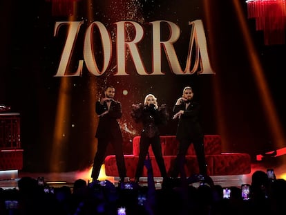 El dúo Nebulossa, cuando presentó 'Zorra' en la primera semifinal del Benidorm Fest, en una imagen de la retransmisión de RTVE.