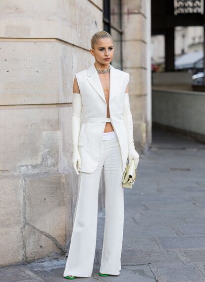 El ‘street style’, por supuesto, también ha sucumbido ante este accesorio. La alemana Caroline Daur apuesta por lucirlos con un ‘look’ en riguroso blanco, de líneas puras y absolutamente minimalista, en el que los guantes transforman absolutamente su estética, pasando de ser más bien clásico a totalmente rompedor.