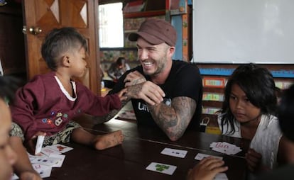 David Beckham, durante su visita a Camboya.