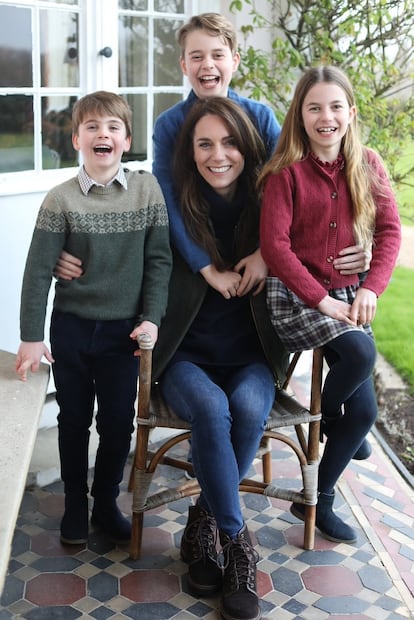 Kate Middleton con sus hijos, en la polémica imagen difundida por el palacio de Kensington y cuya manipulación digital fue reconocida por la propia princesa de Gales.