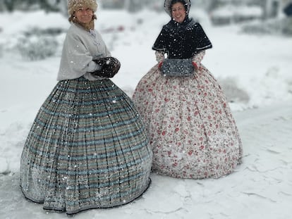 Un paseo por la nieve una tarde cualquiera para los miembros de Anacrónicos Recreación Histórica.