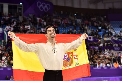 Javier Fernández sostiene la bandera de España después después del programa largo.