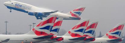 Aviones de British Airways (BA) en el aeropuerto londinense de Heathrow.