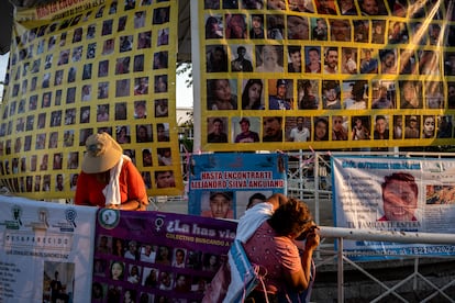 Integrantes de colectivos de búsqueda de personas desaparecidas cuelgan lonas en Tecomán (Colima), el 22 de mayo. 