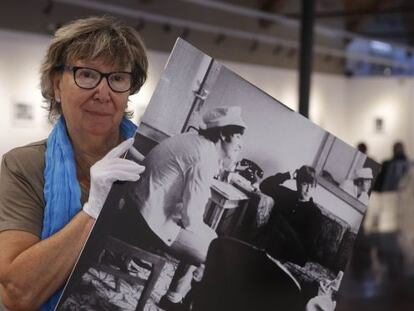 Juana Biarn&eacute;s sostiene una de sus fotograf&iacute;as a los Beatles.