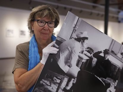 Juana Biarnés sostiene una de sus fotografías a los Beatles.