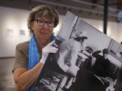 Juana Biarn&eacute;s sostiene una de sus fotograf&iacute;as a los Beatles.