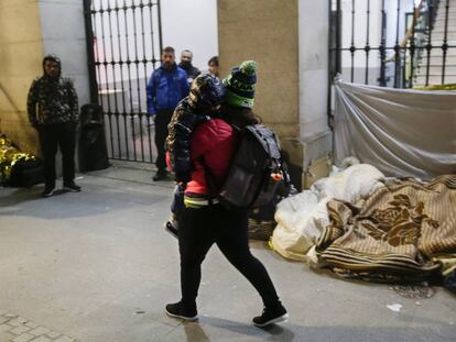 Personas acampadas frente al Samur Social de la Latina en Madrid el pasado 19 de noviembre.