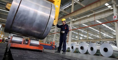 Trabajador en una planta de aluminio en China.