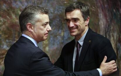 Urkullu y Fernández en junio de 2013 tras presentar el plan de paz