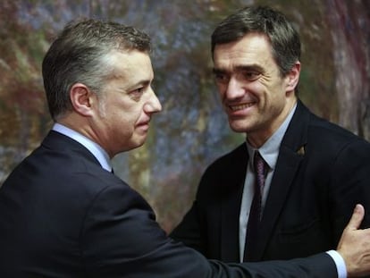 Urkullu y Fernández en junio de 2013 tras presentar el plan de paz