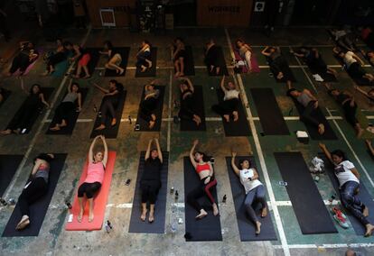 Al evento celebrado en Bangkok, Tailandia han acudido muchos practicantes de yoga.