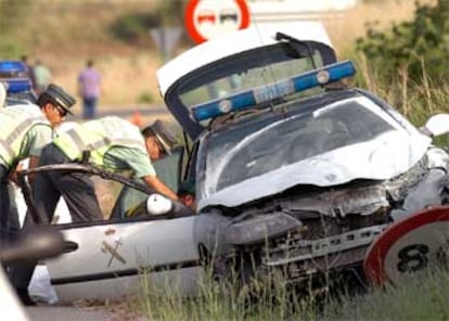 La Guardia Civil inspecciona el coche en el que viajaban los dos agentes tiroteados.