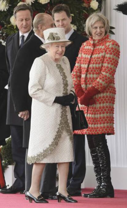 Theresa May y la reina Isabel II, en marzo de 2015.