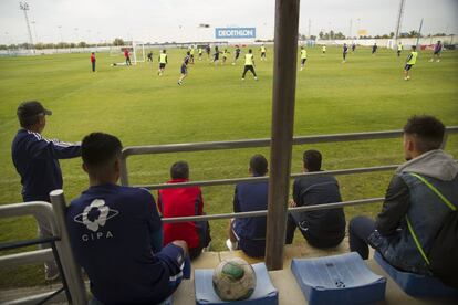 Público observando el entrenamiento del Recreativo.