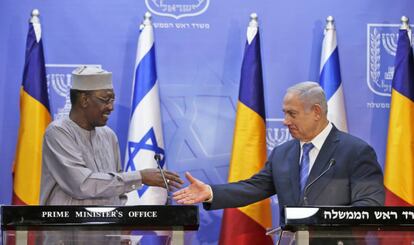 El primer ministro isarelí, Benjamín Netanyahu, saluda al presidente de Chad, Idriss Déby, el domingo en Jerusalén.