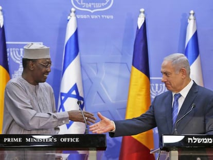 El primer ministro isarelí, Benjamín Netanyahu, saluda al presidente de Chad, Idriss Déby, el domingo en Jerusalén.