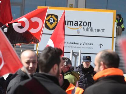 Trabajadores de Amazon de San Fernando de Henares, en Madrid, durante la huelga del pasado marzo.