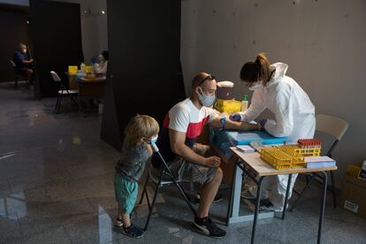 Un niño observa como le realizan el estudio de seroprevalencia a su padre en la localidad madrileña de Arroyomolinos (España). El Ayuntamiento de Arroyomolinos ha dado este sábado el pistoletazo de salida al estudio de seroprevalencia masivo que realizará a todos sus vecinos y que llega "en una fecha crucial", al coincidir con la 'vuelta al cole'.