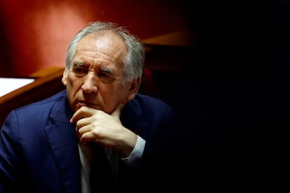 El primer ministro francés, Francois Bayrou, asiste a la sesión de preguntas en la Asamblea Nacional en París, este martes.