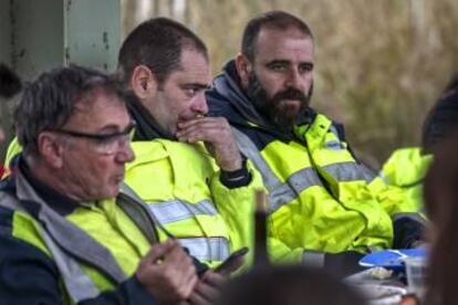 Trabajadores de Cemex durante una protesta.