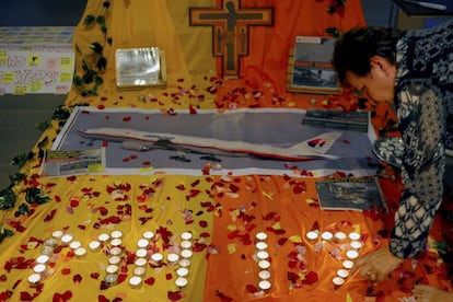 Velas y oraciones por las víctimas del vuelo MH17 de Malaysia Airlines en una iglesia de Kuala Lumpur, Malasia.