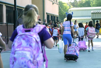 Alumnos del colegio Martínez Montañez de Madrid regresan este lunes a clase tras las vacaciones de verano.