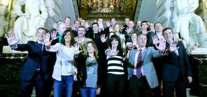 Representantes del Diputación de Bizkaia y de los medios de comunicación firmantes del manifiesto contra la homofobia posan este viernes en el palacio foral.