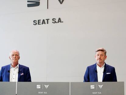 Carsten Isensee, vicepresidente ejecutivo de Finanzas e IT de Seat, y Wayne Griffiths, presidente de Seat, en la presentación anual de resultados de la marca en Martorell (Barcelona), este lunes.