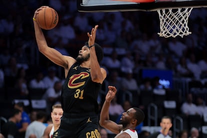 Jarrett Allen atrapa un rebote para los Cleveland Cavaliers.