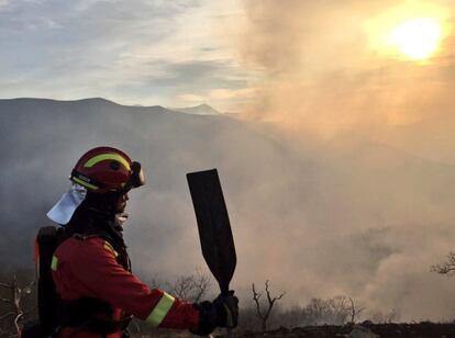 La Guardia Civil ha abierto diligencias judiciales como investigados contra dos hombres por su presunta relación con dos incendios, uno en El Tojo y otro en San Roque de Río Miera. El primero de los investigados, un hombre de 35 años, fue interceptado el sábado por la tarde por agentes del Seprona con un mechero "aún caliente" tras prender fuego en la parte baja del monte Saja, según fuentes de la Guardia Civil de Cantabria. En la imagen, efectivos de la UME centran sus esfuerzos en la extinción de los incendios en la zona de Saja y Lamiña, este domingo.