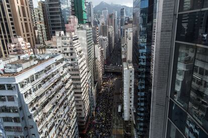 La tradicional marcha del 1 de julio que conmemora el aniversario del retorno de Hong Kong a China ha reunido a miles de personas en un clima de incertidumbre por el rechazo del Parlamento a la reforma electoral propuesta por Pekín.