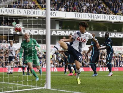 Son Heung-min marca para el Tottenham.