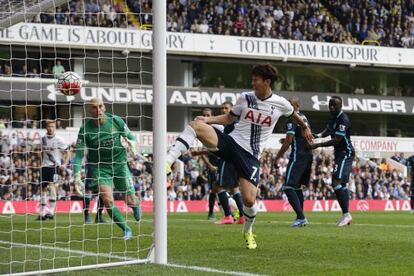 Son Heung-min marca para el Tottenham.