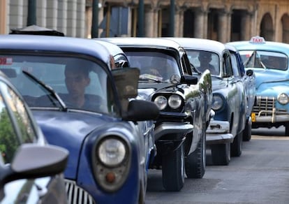 Veh&iacute;culos circulan por una calle de La Habana (Cuba) hoy.