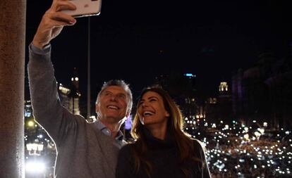 Mauricio Macri y la primera dama, Juliana Awada, se fotografían en el balcón de la Casa Rosada, durante una marcha de apoyo a su gestión celebrada el 24 de agosto pasado.