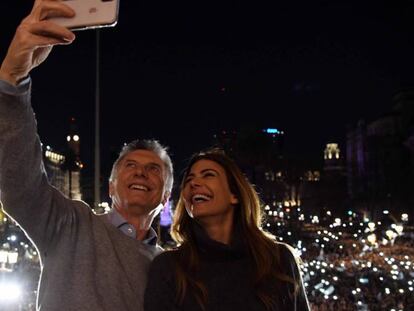 Mauricio Macri y la primera dama, Juliana Awada, se fotografían en el balcón de la Casa Rosada, durante una marcha de apoyo a su gestión celebrada el 24 de agosto pasado.