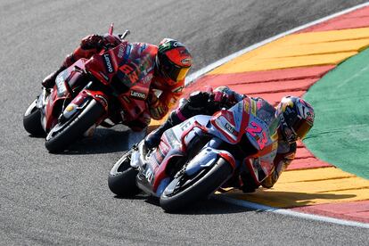 Bastianini conduce por delante de Bagnaia durante el Gran Premio de Aragón este domingo.