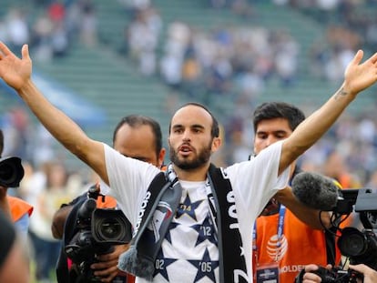 Landon Donovan saluda al p&uacute;blico en el estadio de los Galaxy tras ganar liga MLS, el domingo.